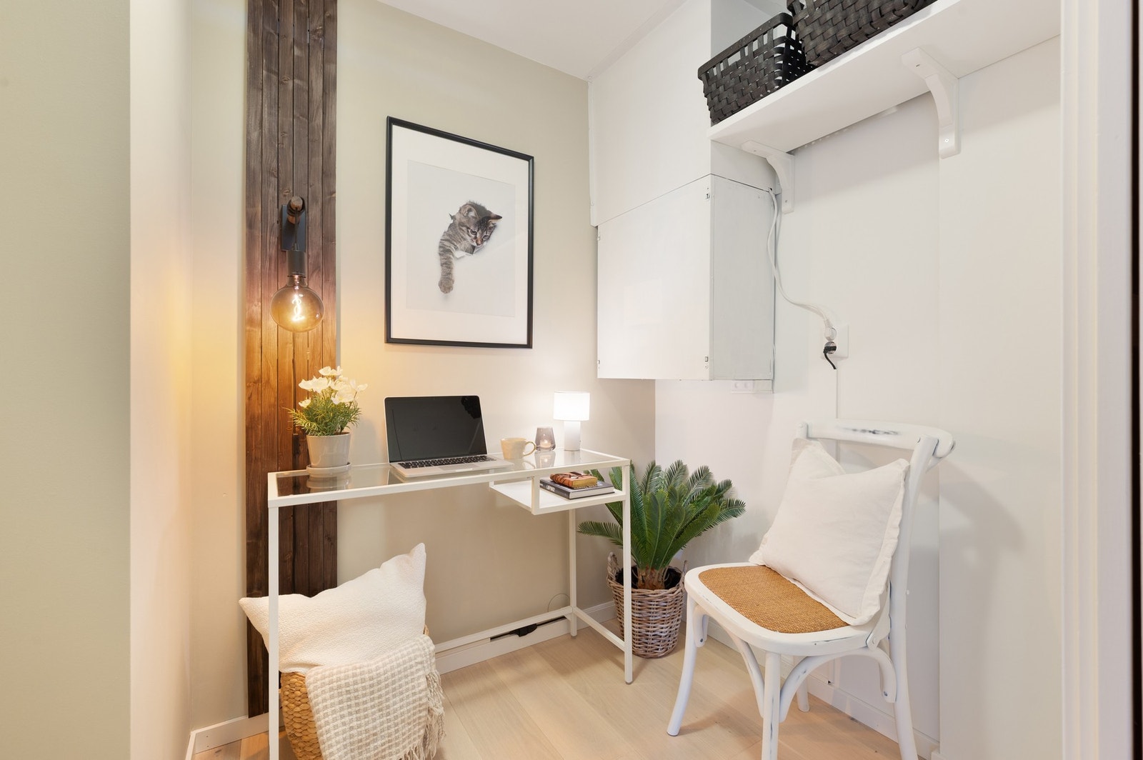 Praktisk bod/innredet rom med gode oppbevaringsmuligheter og fleksibel bruk, eksempelvis som hjemmekontor. Galleribilde