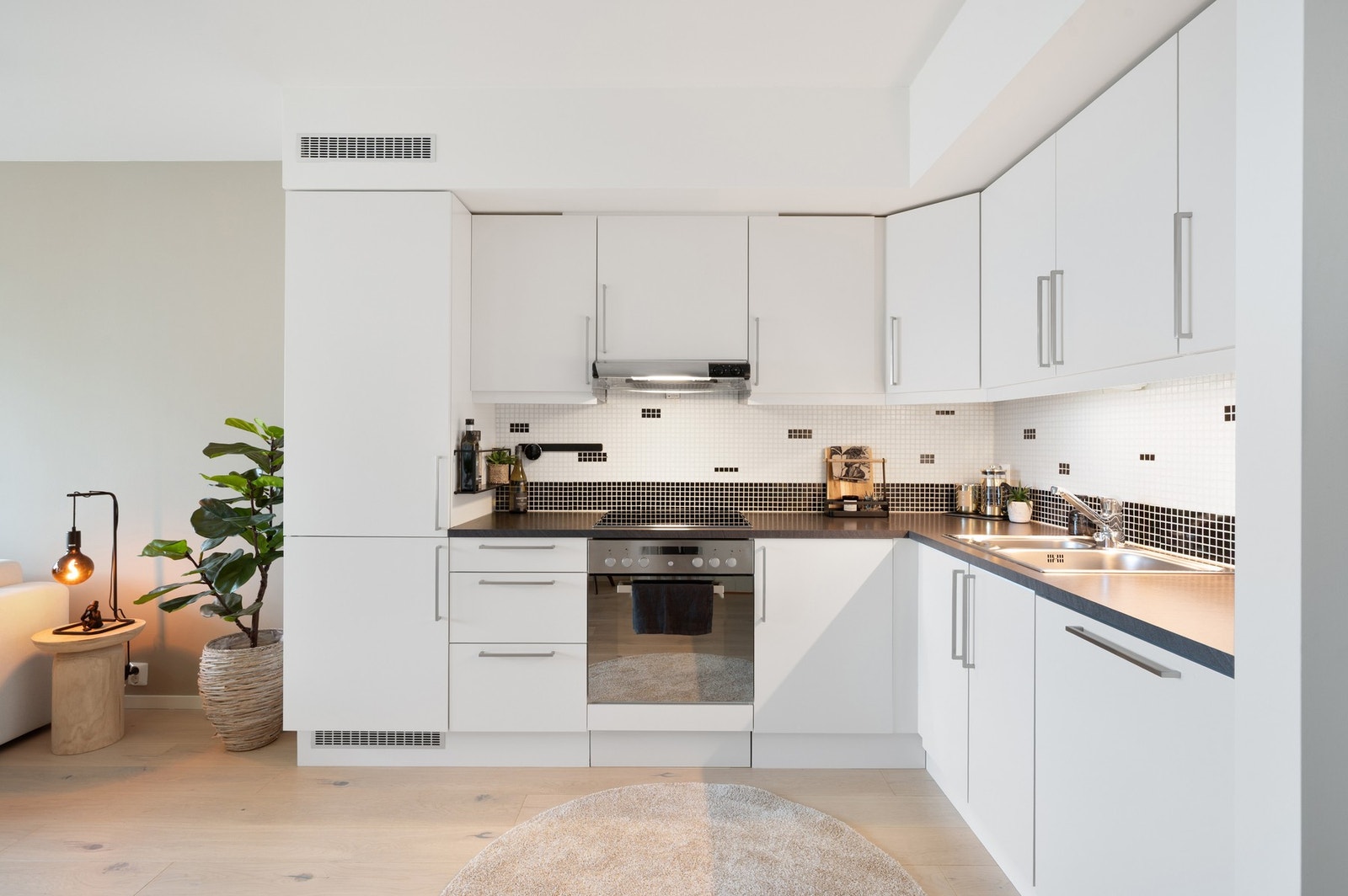 Kjøkkenet har god skap- og benkeplass. Galleribilde