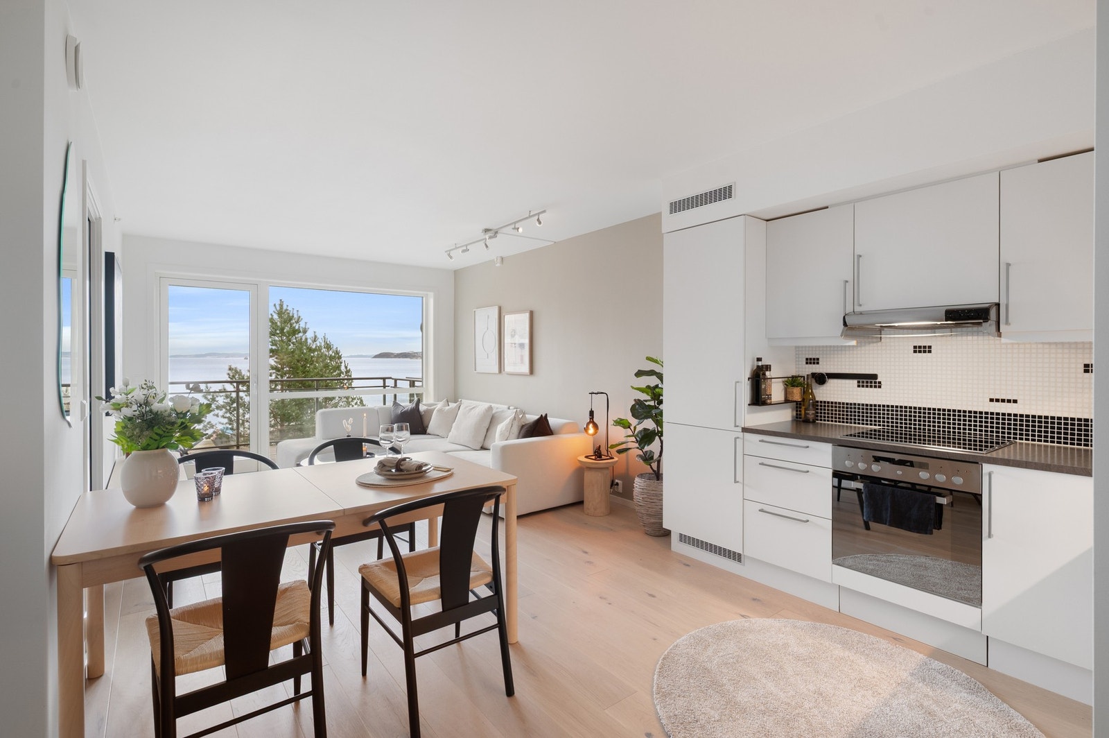 Delikast stue med god plass til både sofagruppe og spisebord. Galleribilde