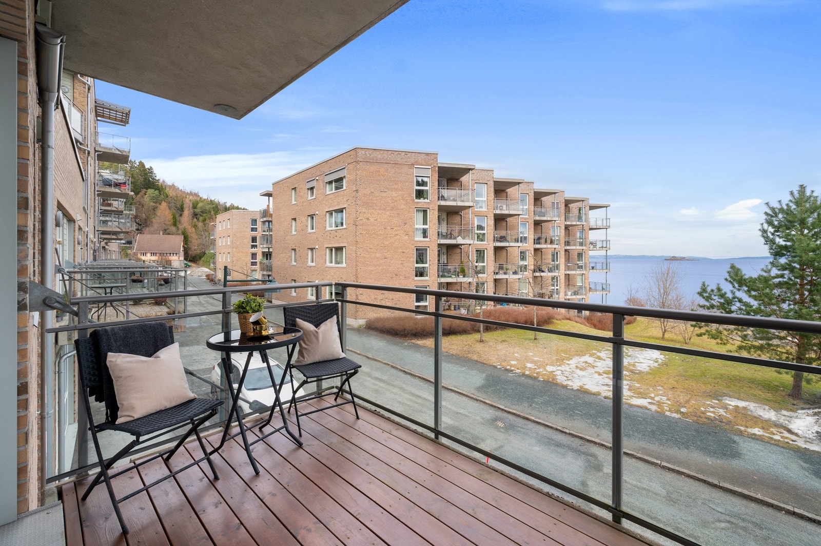 Flott balkong med plass til sittegruppe og flott utsyn mot nærområdet og Trondheimsfjorden. Galleribilde