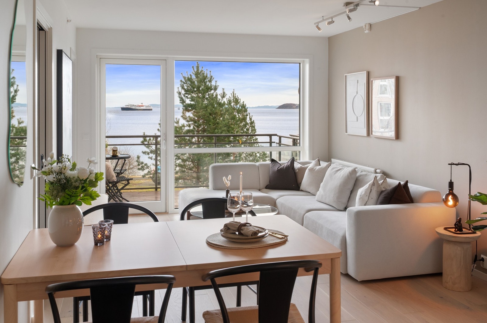 Leiligheten er fra 2012, og er i tidsriktige og fine materialvalg. Galleribilde