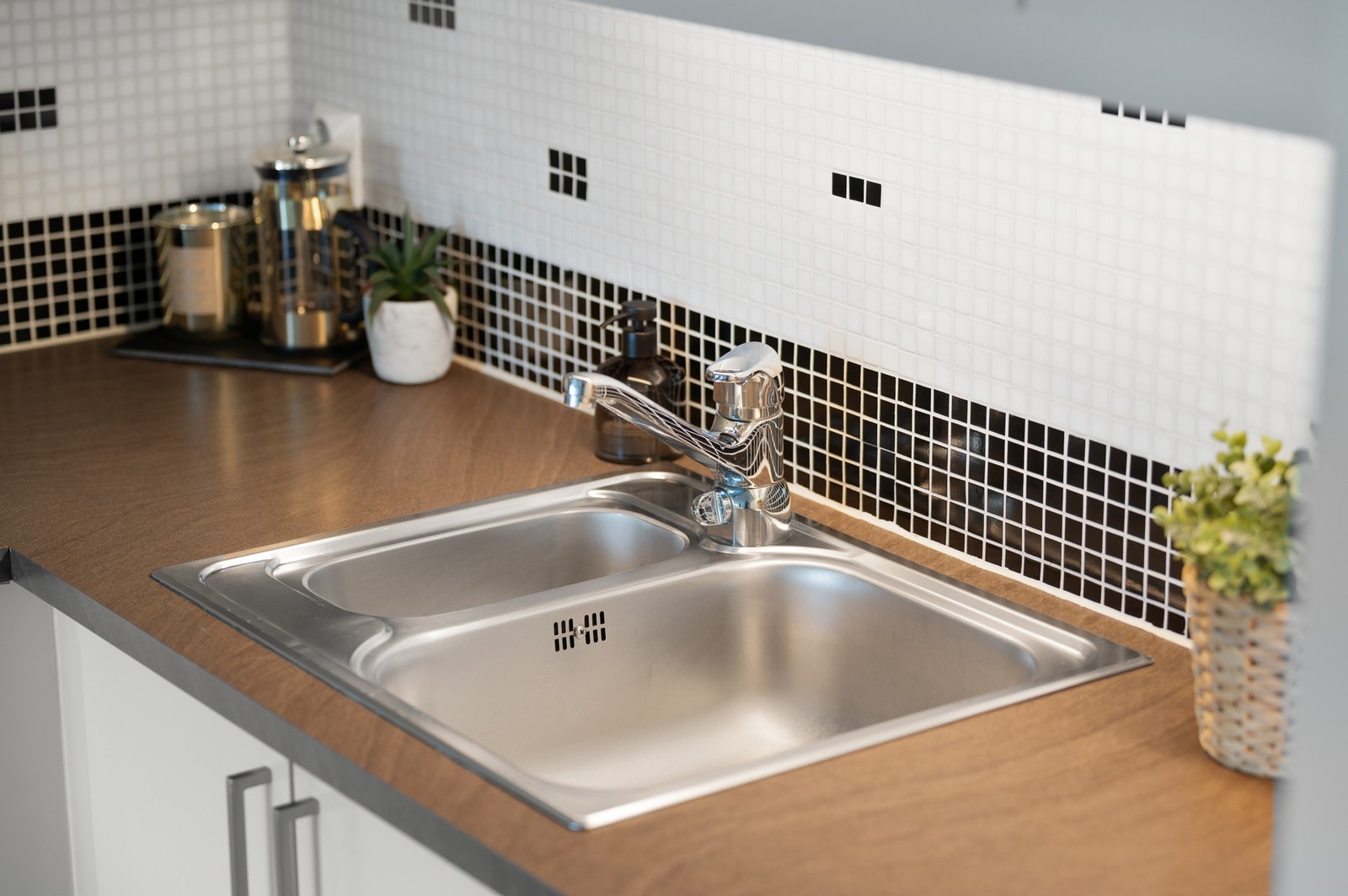 Nedfelt oppvaskkum med to soner. Galleribilde