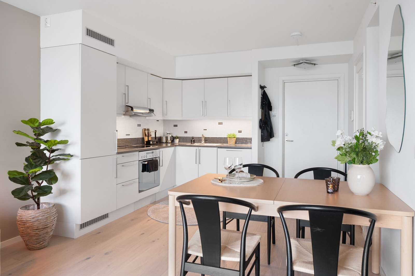 Stilrent HTH-kjøkken fra byggeår (2012) med integrerte hvitevarer. Galleribilde