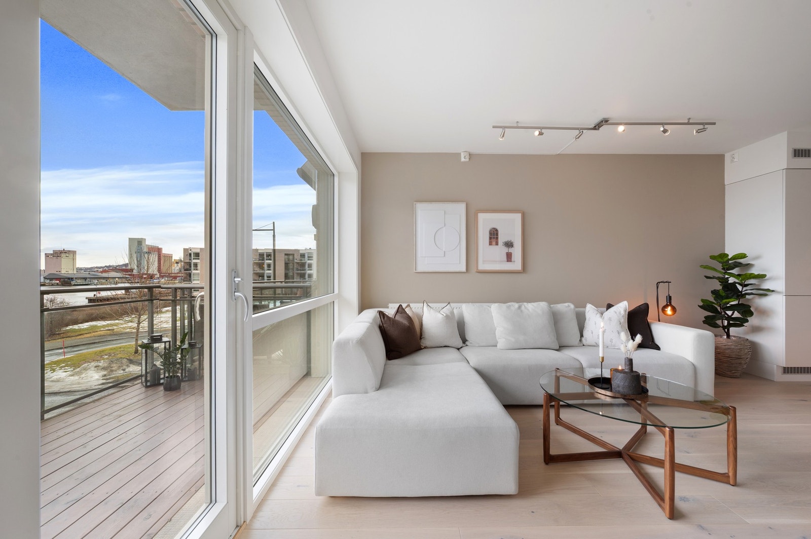 Man har direkte utgang til balkongen fra stuen. Galleribilde