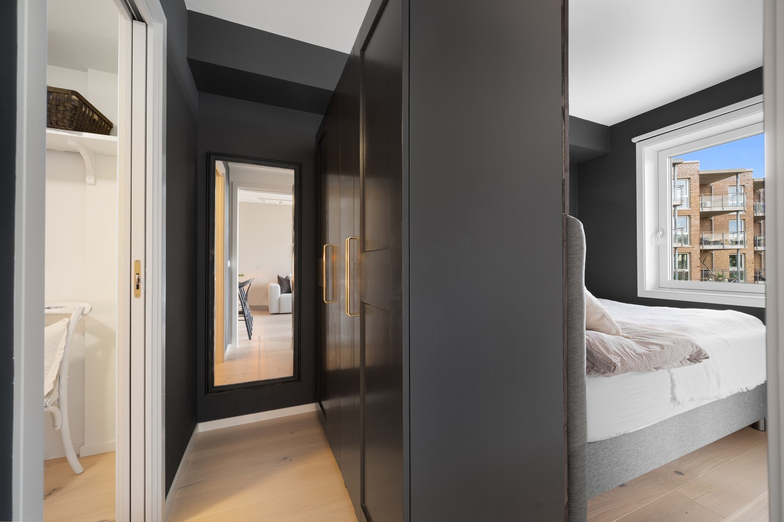 Praktisk garderobeløsning i bakkant av sengen. Galleribilde