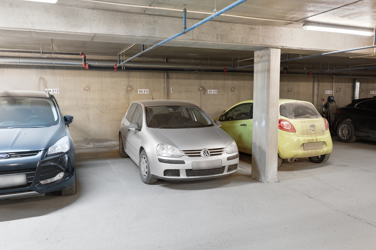 Leiligheten disponerer parkeringsplass i felles garasjeanlegg. Galleribilde