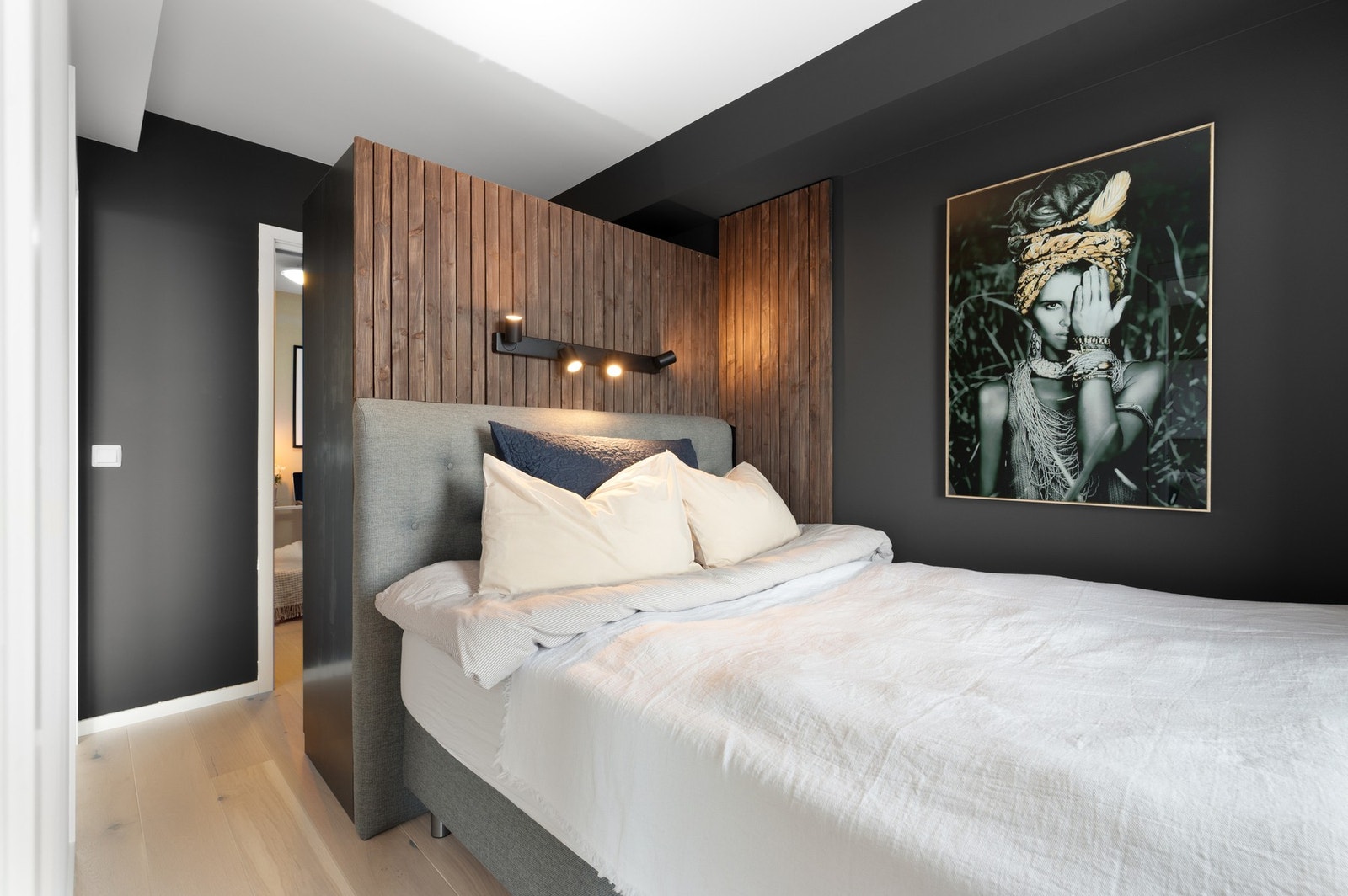 Oppgradert soverom med god plass til stor seng. Galleribilde