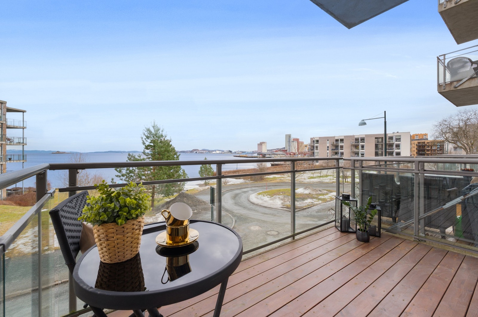 Fantastisk balkong med plass til sittegruppe og flott utsyn mot nærområdet og Trondheimsfjorden. Galleribilde