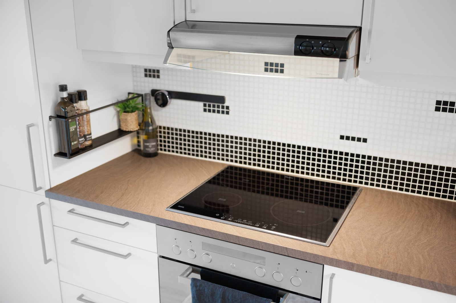 Kjøkkenet har integrert platetopp og flislagt bakvegg. Galleribilde