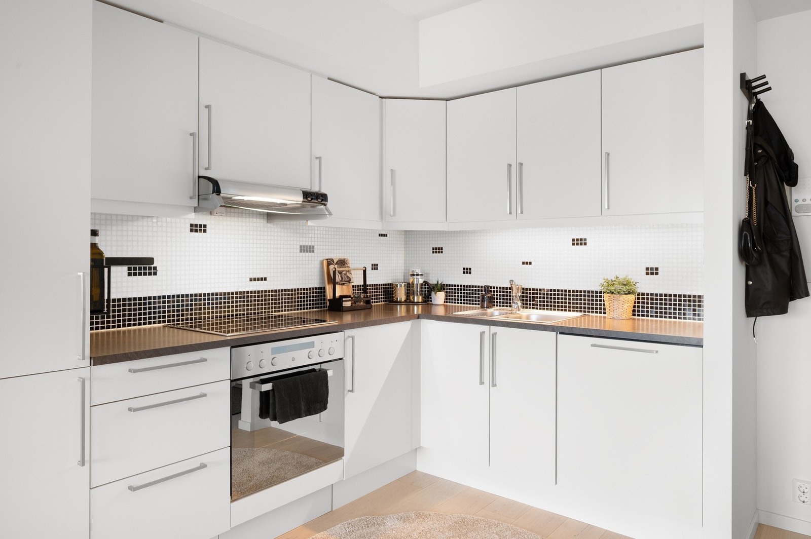 Gode oppbevaringsmuligheter i både over- og underskap. Galleribilde