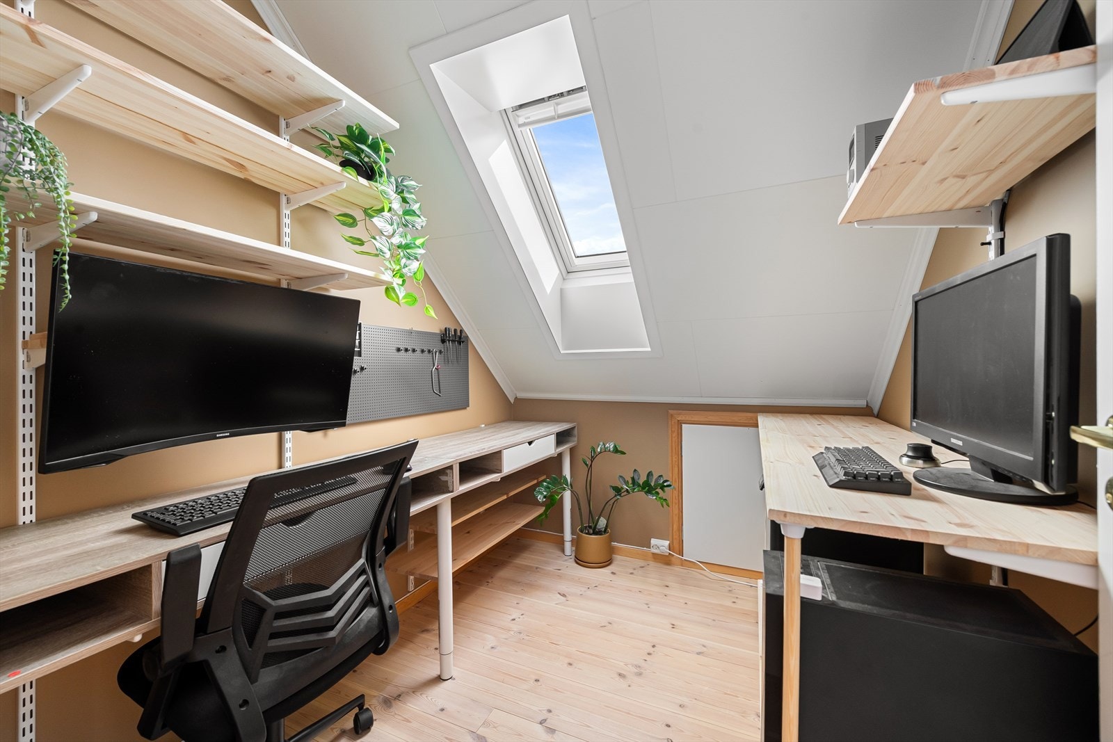 Innvendig bod er i dag innredet og brukt som kontor. Galleribilde