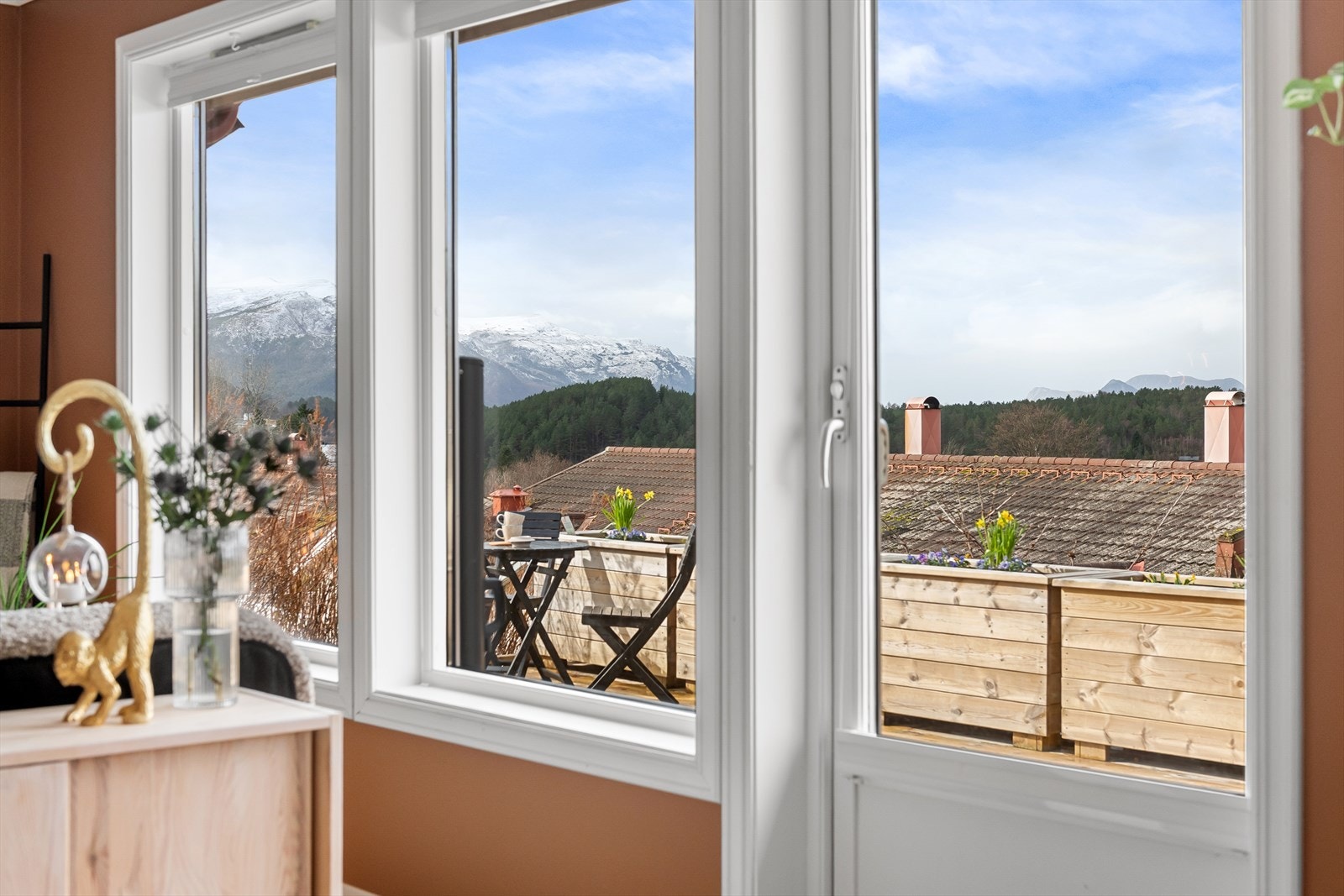 Flott utsikt fra stue/kjøkken. Utsikten kan også nytes fra den store terrassen. Galleribilde