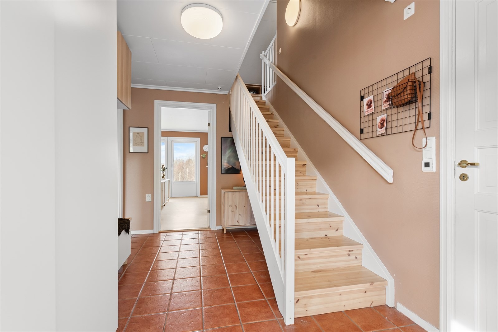 Romslig inngangsparti med skyvedørsgarderobe. Galleribilde