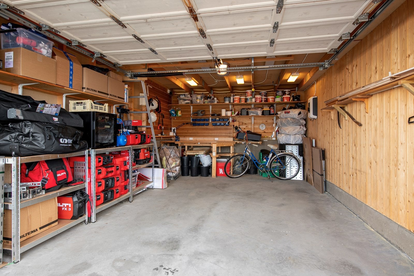 Det er montert el-bil lader i garasjen. Stige med adkomst til lagringsloft. Galleribilde