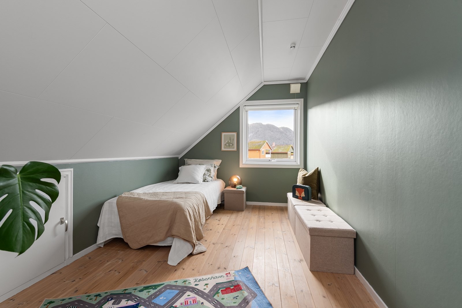 Boligen har to soverom i 2. etg. Galleribilde