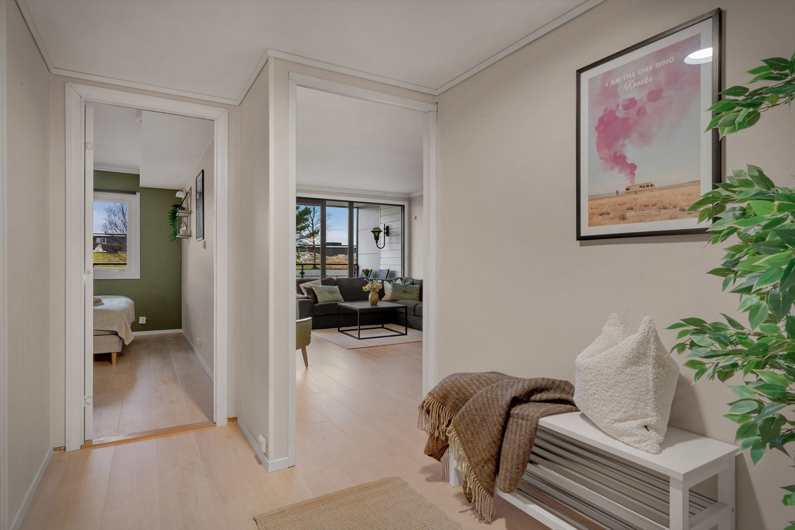 - Entréen måler 5,5 m² og har god plass til ønsket oppbevaring - Galleribilde