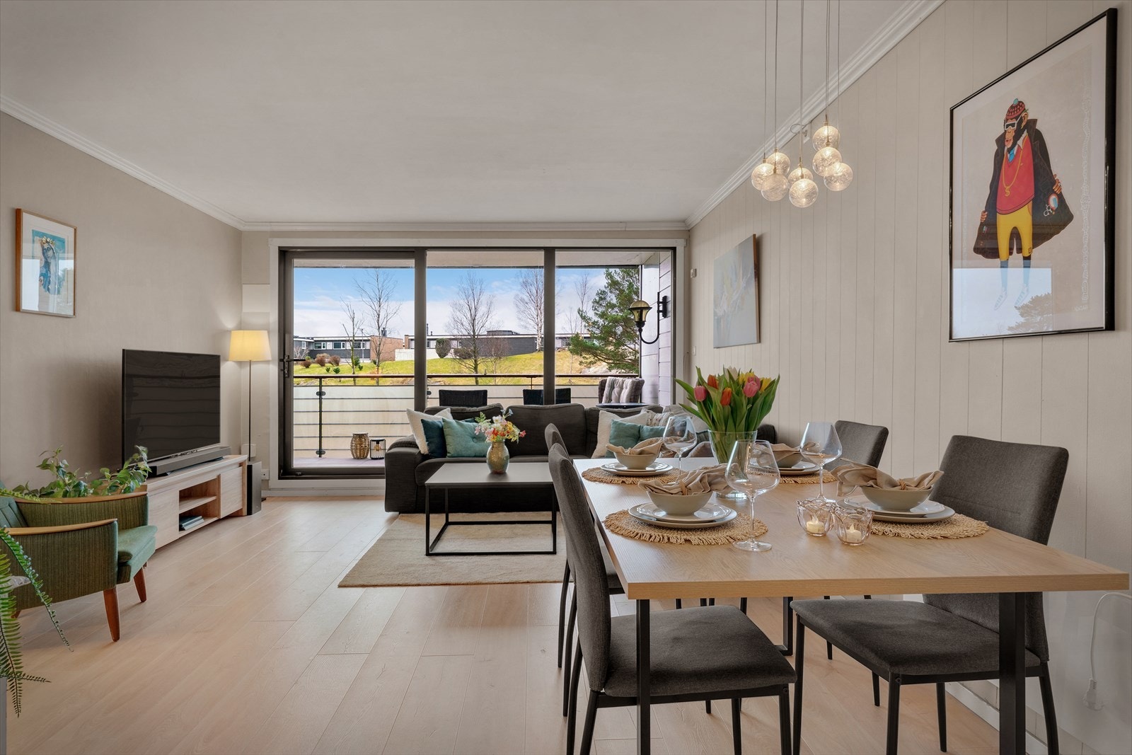 - Leiligheten har et BRA-i på 53 m² og inneholder entré, stue, kjøkken, soverom og bad - Galleribilde