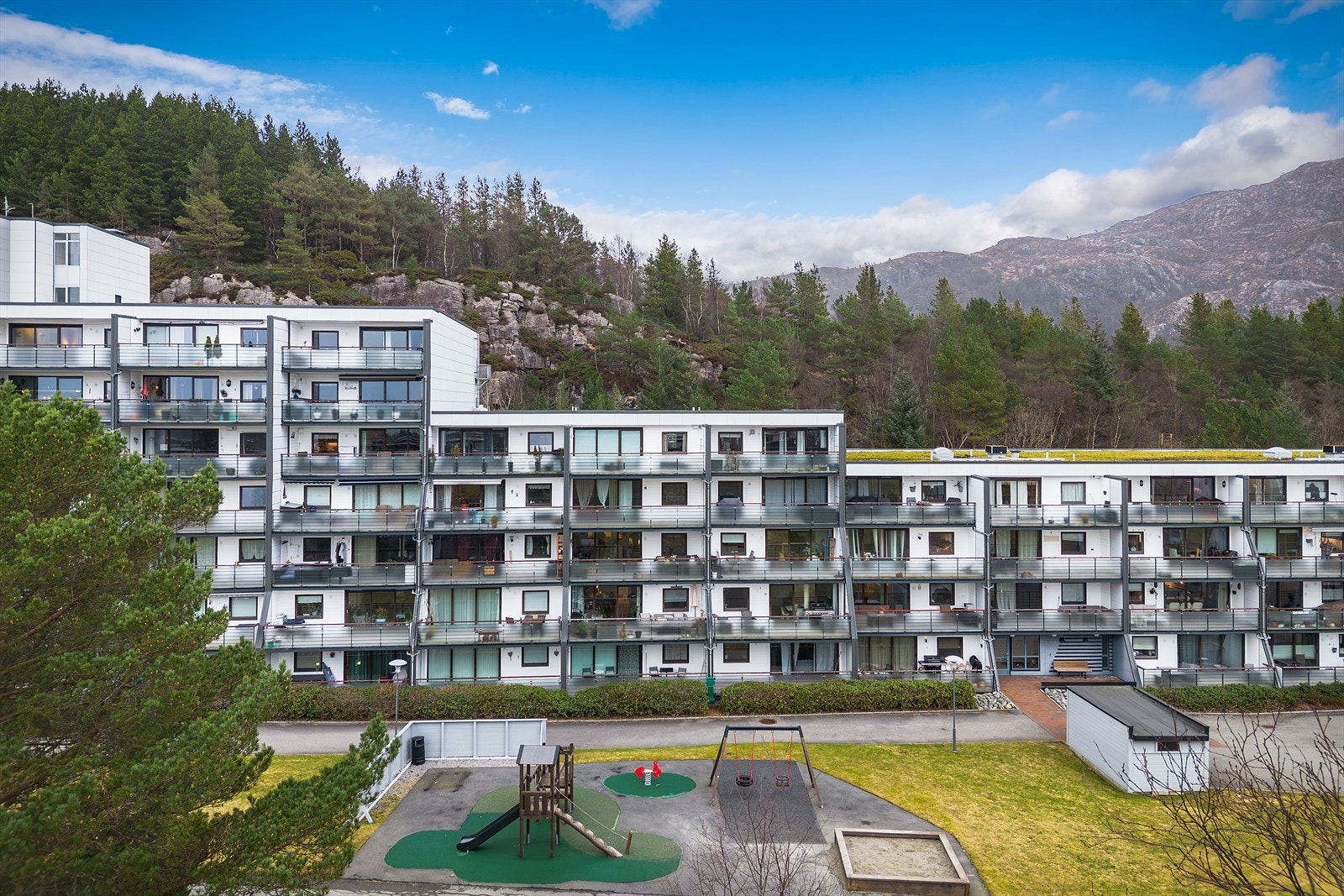 - Fra leiligheten er det kun 2 min gange til Brønndalen busstopp - Galleribilde