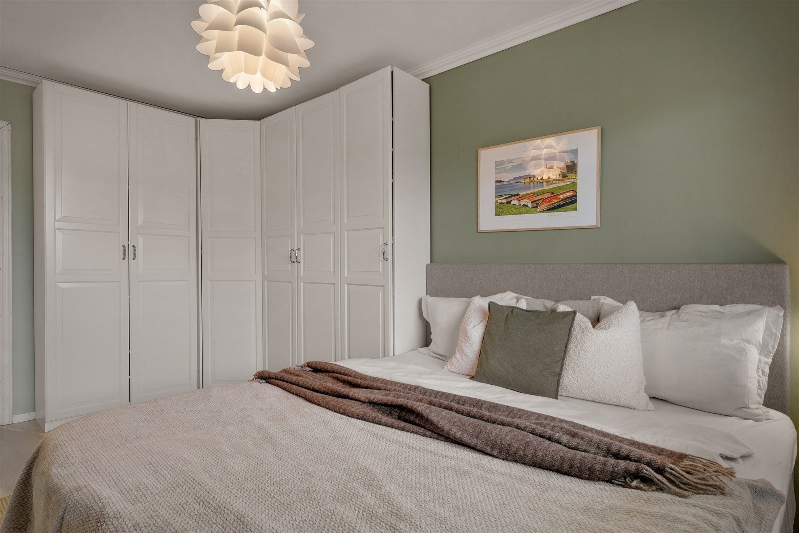 - Rommet er malt i en delikat grønntone som bidrar til en lun atmosfære - Galleribilde