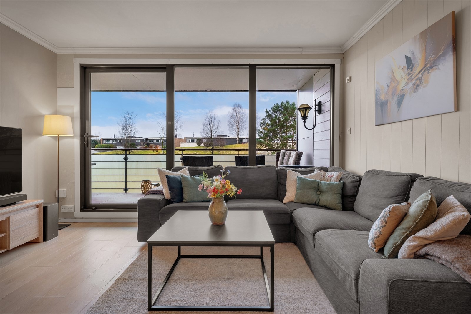 - De store vindusflatene sørger for rikelig med verdifullt lysinnslipp og en luftigere romfølelse - Galleribilde