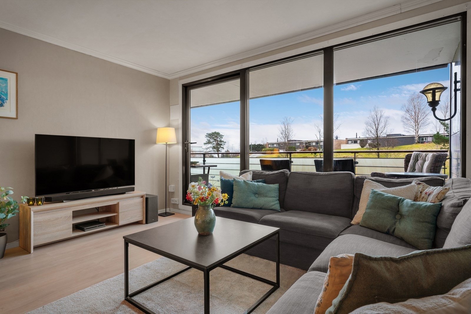 - Leiligheten er malt i lyse, delikate fargetoner som gjør det enkelt å møblere med egne møbler - Galleribilde