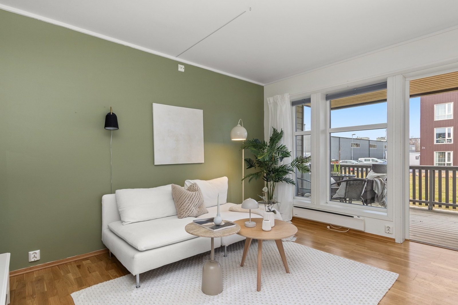 Stue med utgang til en romslig veranda. Galleribilde