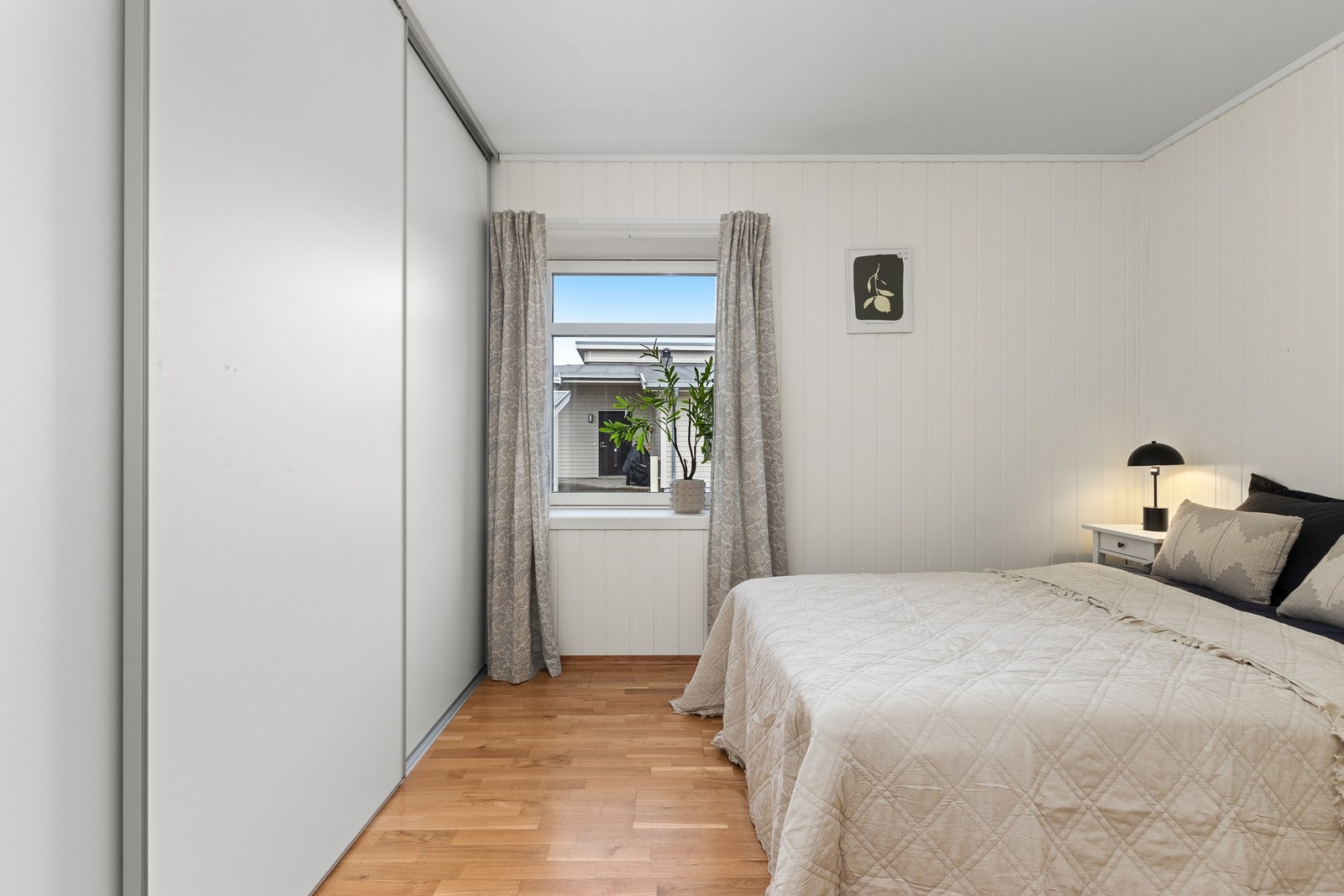 Romslig hovedsoverom med skyvedørsgarderobe. Galleribilde