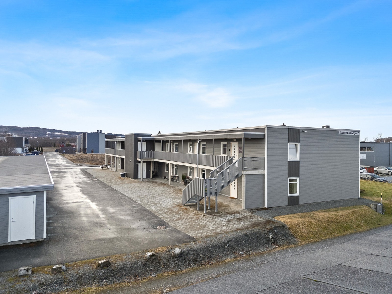 Her er det flatt rett fra carport og inn til døra på leiligheten. Ende leilighet. Galleribilde