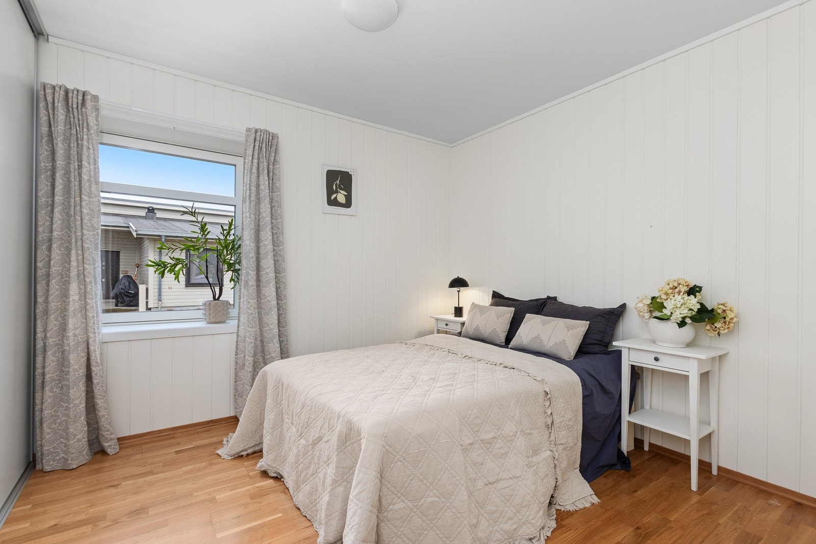 Romslig hovedsoverom med skyvedørsgarderobe. Galleribilde