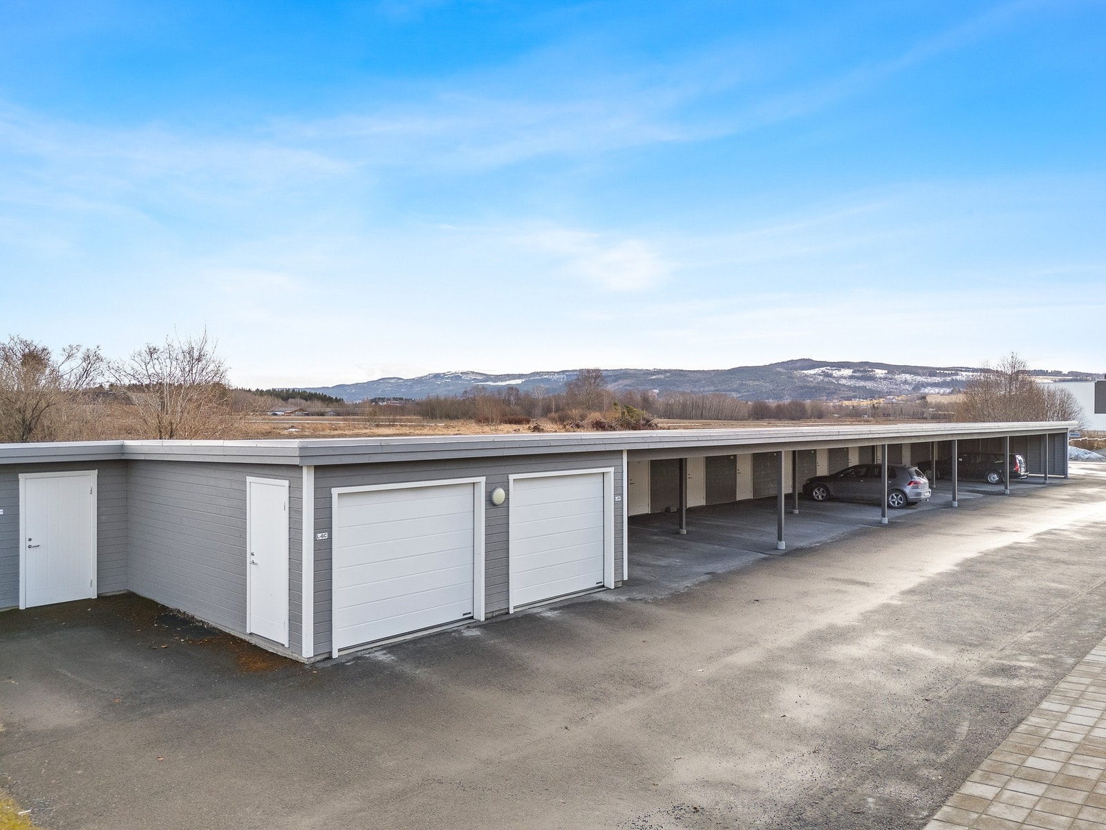 carport og utvendig bod følger med leiligheten. Galleribilde