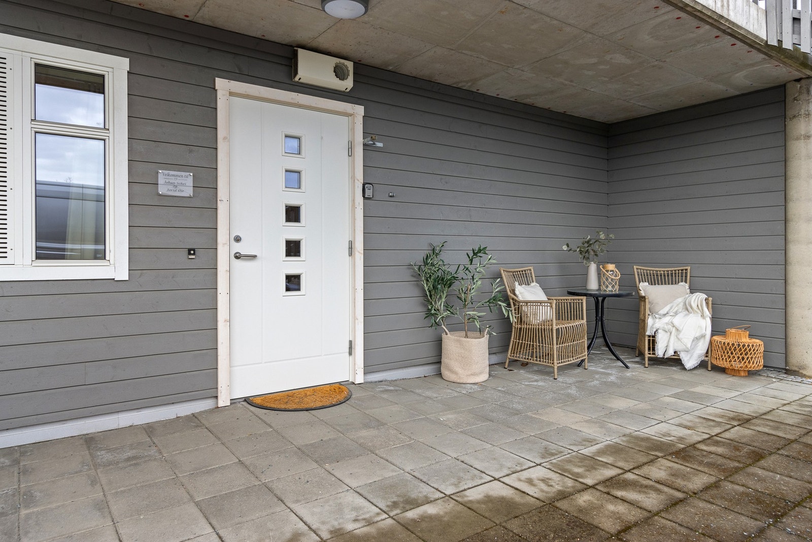 Det er flatt rett inn til inngangen. Inngangspartiet er østvendt. Dette er en fin plass å ta morgenkaffen. Galleribilde