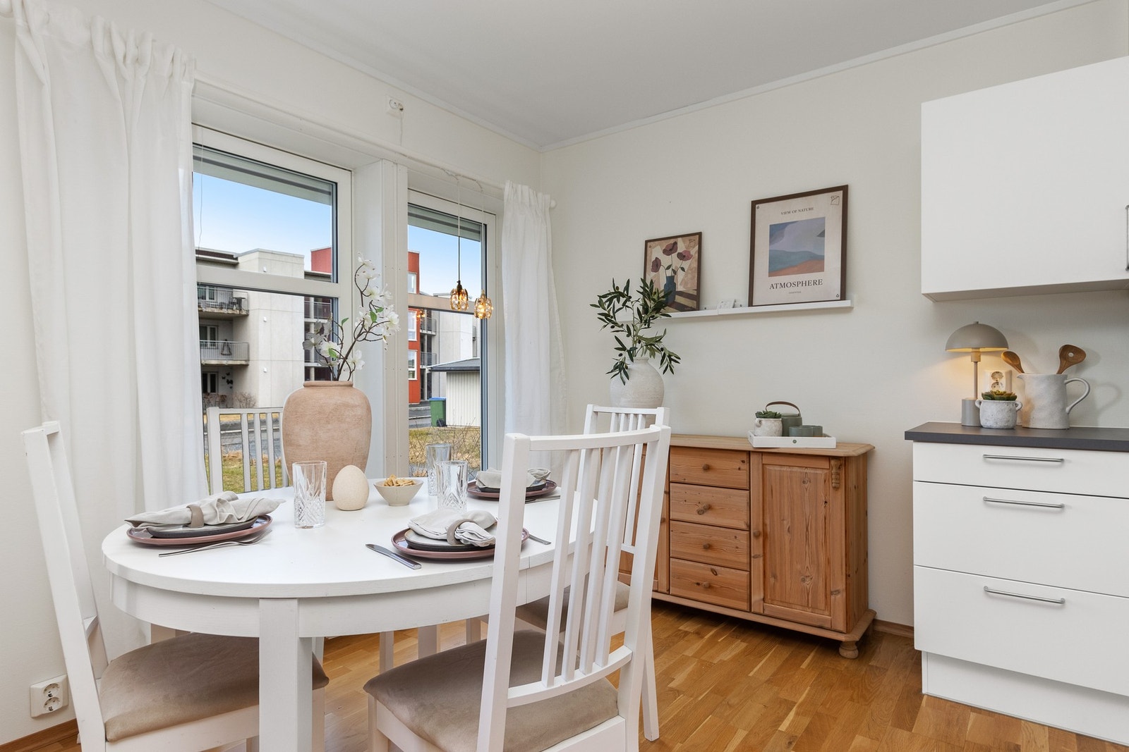 Spisebord ved kjøkkenet. Galleribilde