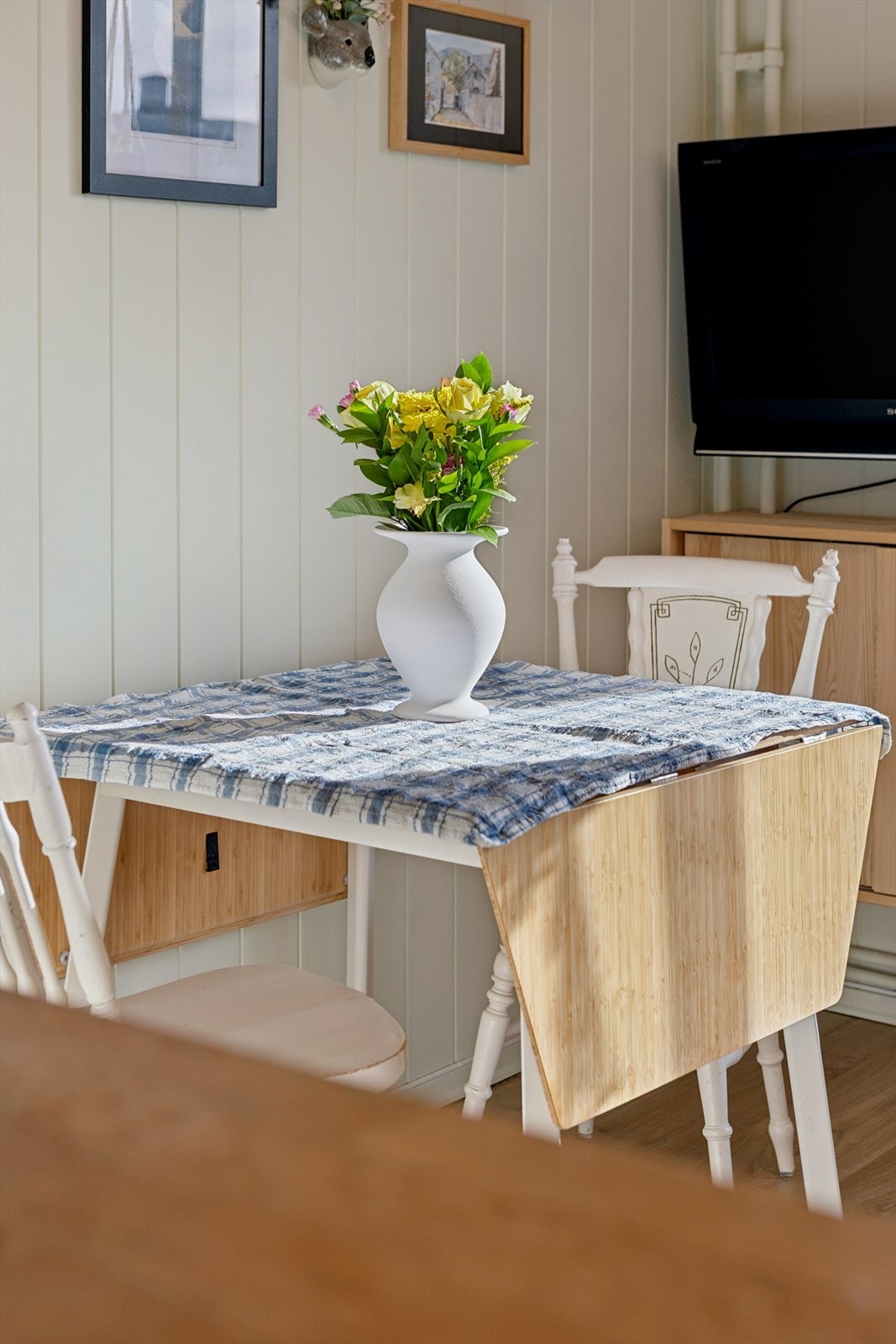 Hyller, tv-benk og vegghengt tv følger salget. Galleribilde