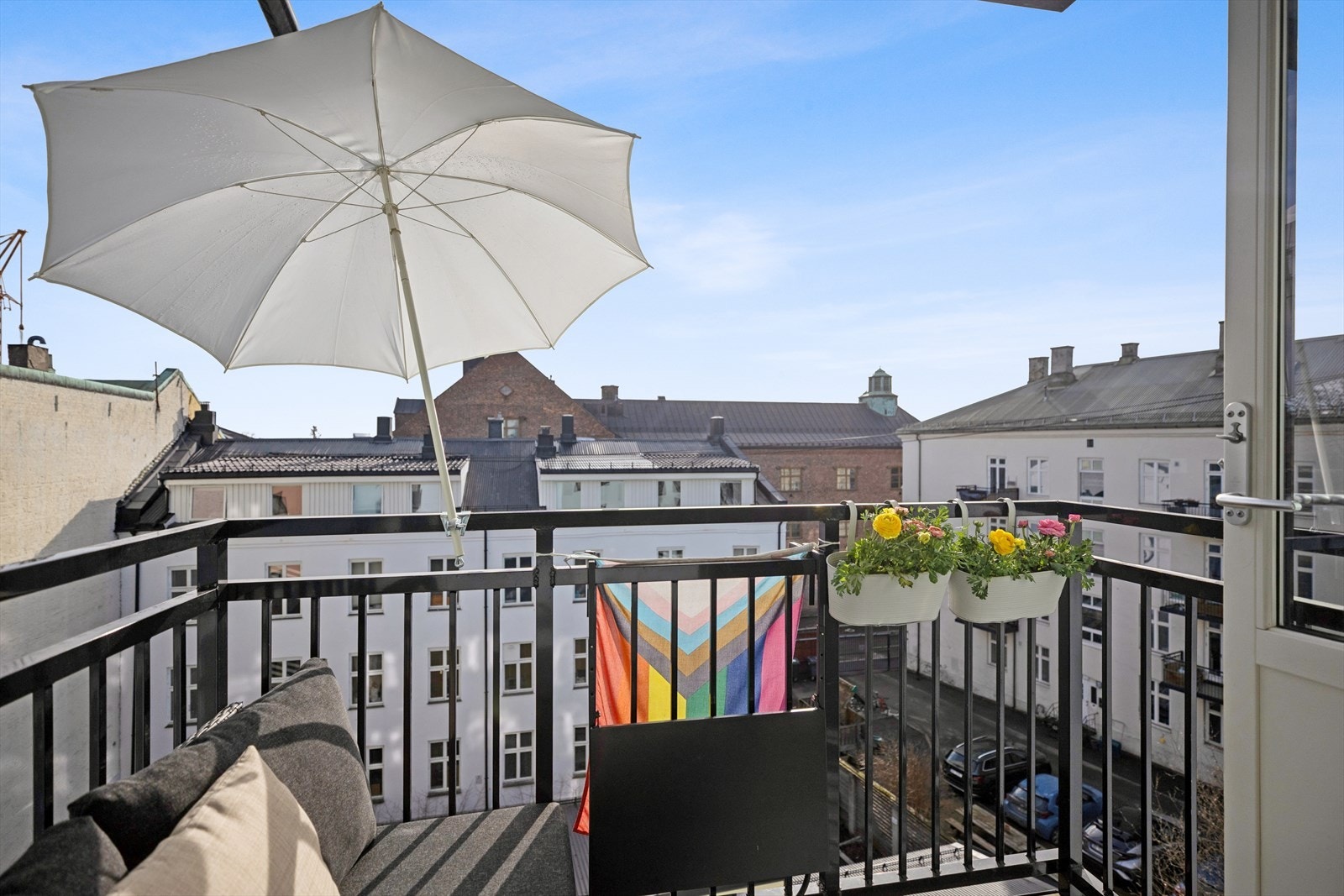 Skjermet og hyggelig utsyn mot rolig bakgård - uten innsyn og med gode lysforhold. Galleribilde