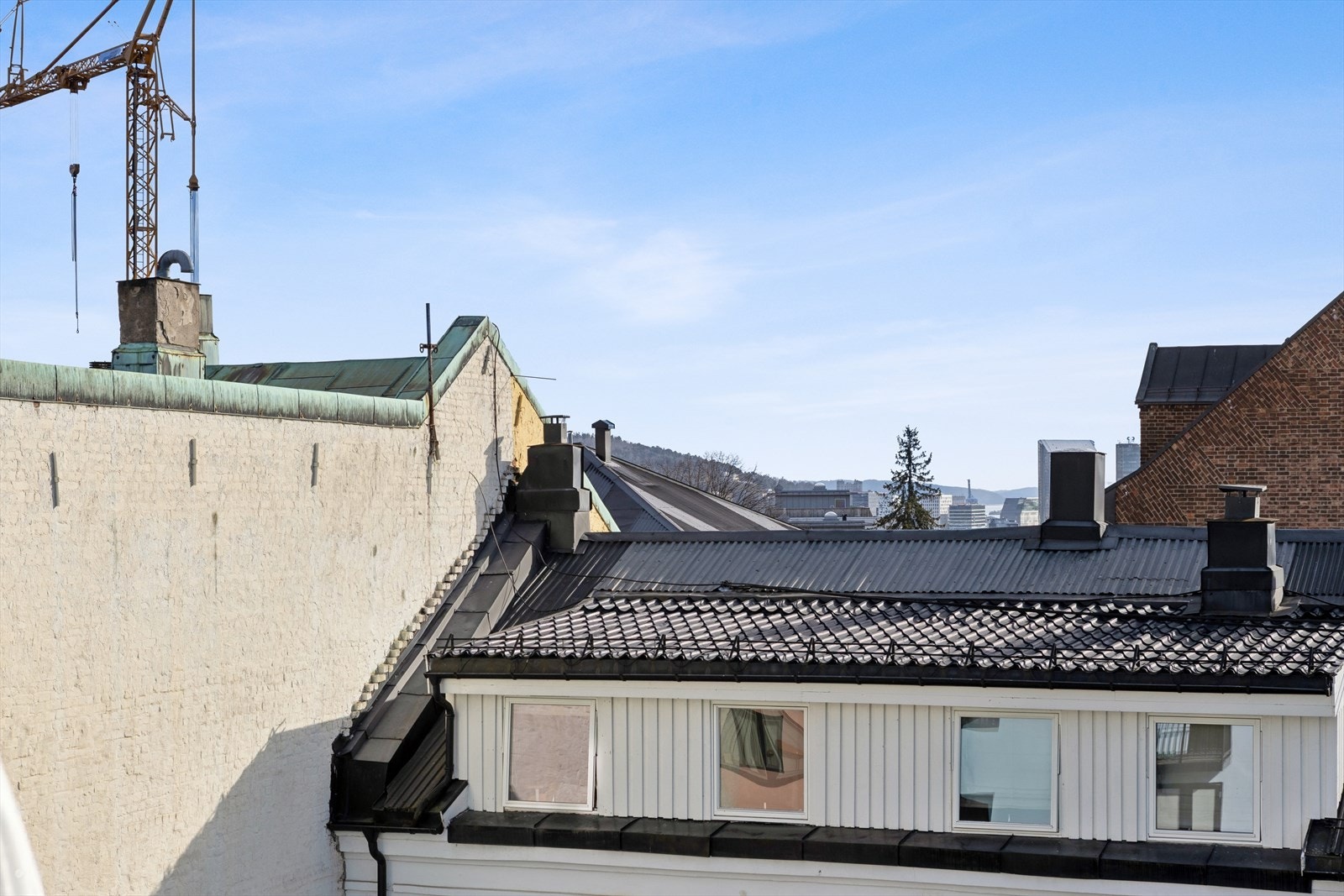 Utsikt fra leilighetens balkong og vindu. Galleribilde