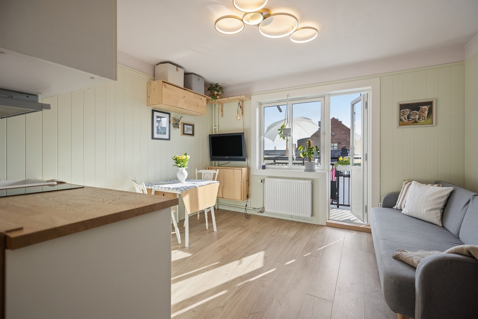 Stine Louise Opstadmo v/DNB har gleden av å presentere Marcus Thranes gate 9! Foto: Per OscarV/Effk Galleribilde