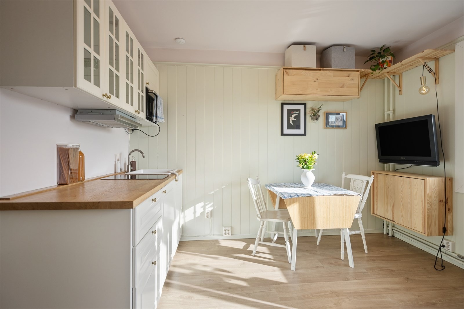 Funksjonelt kjøkken med god benkeplass og fine detaljer. Praktisk løsning med over og underskap gir gode oppbevaringsmuligheter. Galleribilde