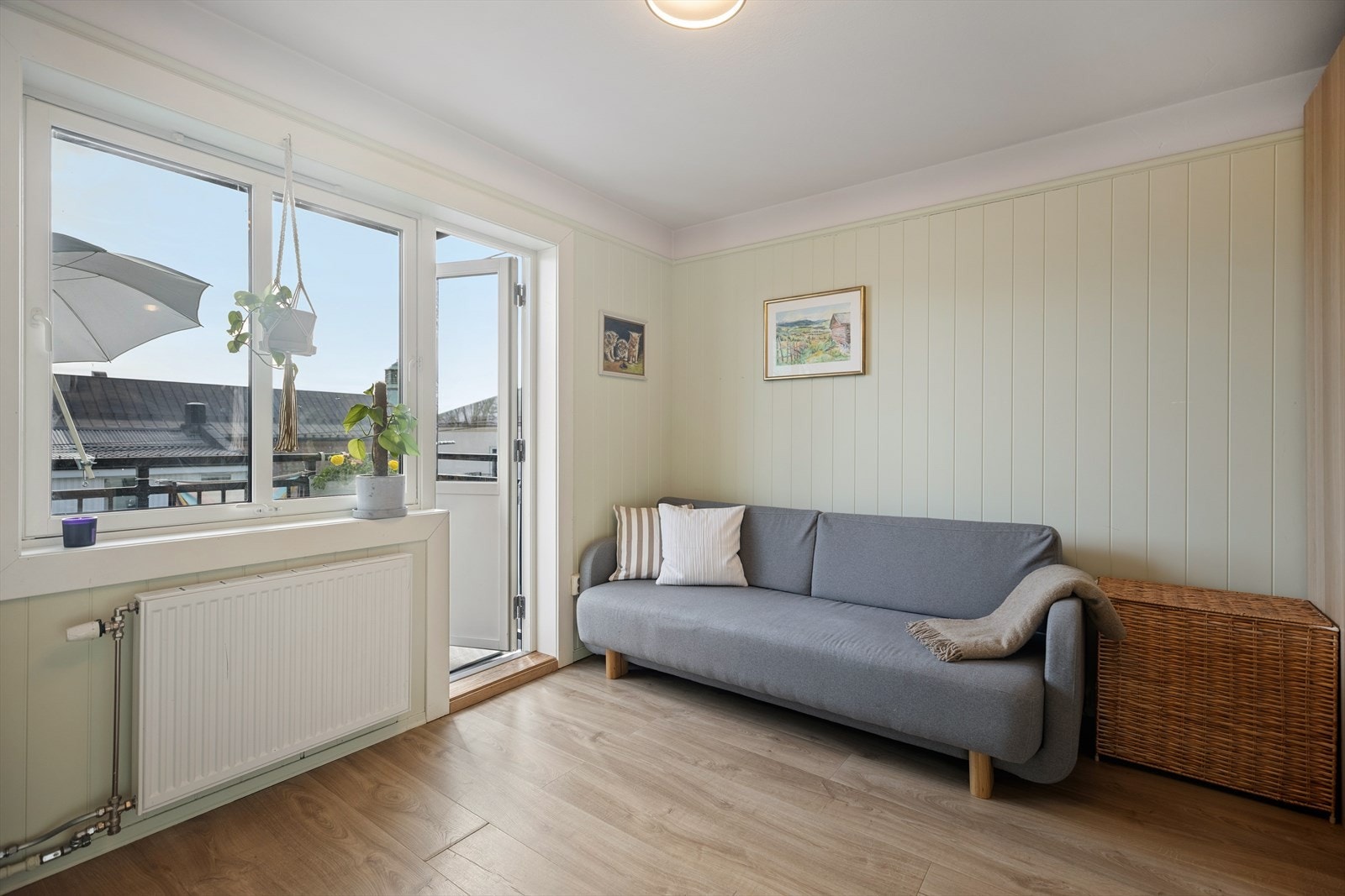 Lys og arealeffektiv stue med store vindusflater som gir rikelig med naturlig lys. God plass til sofagruppe, spisebord eller seng. Galleribilde