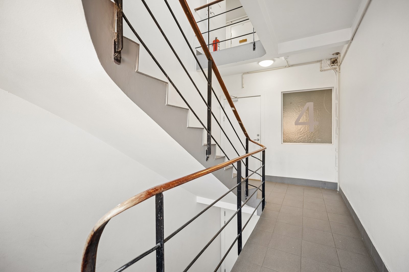 Felles trappeoppgang. Galleribilde