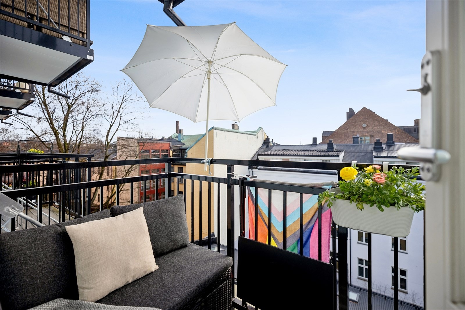 Balkongen fungerer som en naturlig forlengelse av stuen og gir leiligheten en ekstra romfølelse i sommerhalvåret. Galleribilde