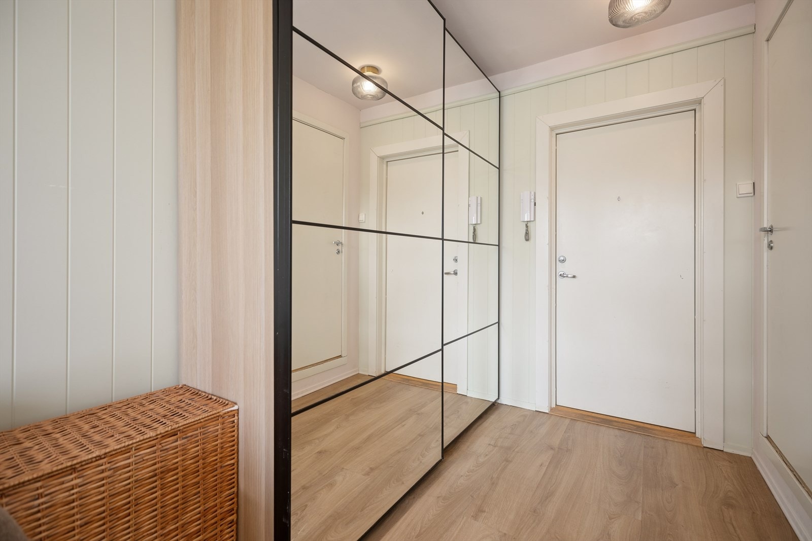 Godt med oppbevaringsløsninger i stort garderobeskap fra PAX. Galleribilde