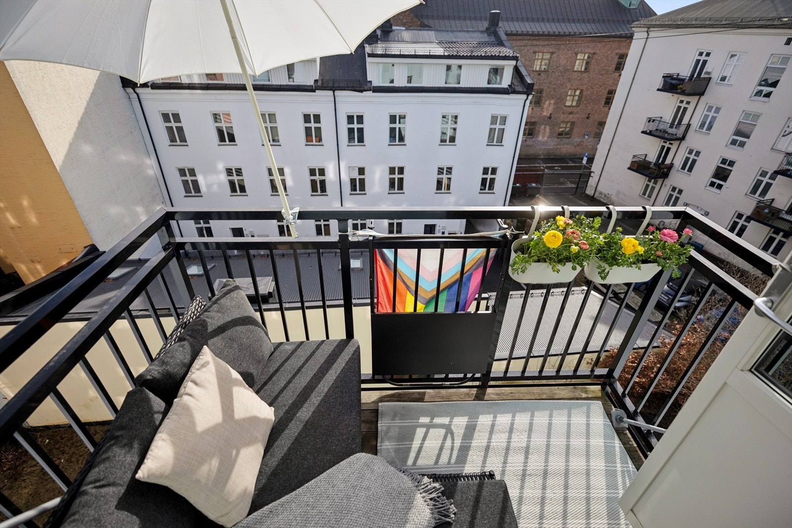 Solrik og hyggelig balkong med gode solforhold, vendt mot rolig bakgård. Her får du en skjermet uteplass med plass til sittegruppe - perfekt for morgenkaffen eller rolige ettermiddager. Galleribilde