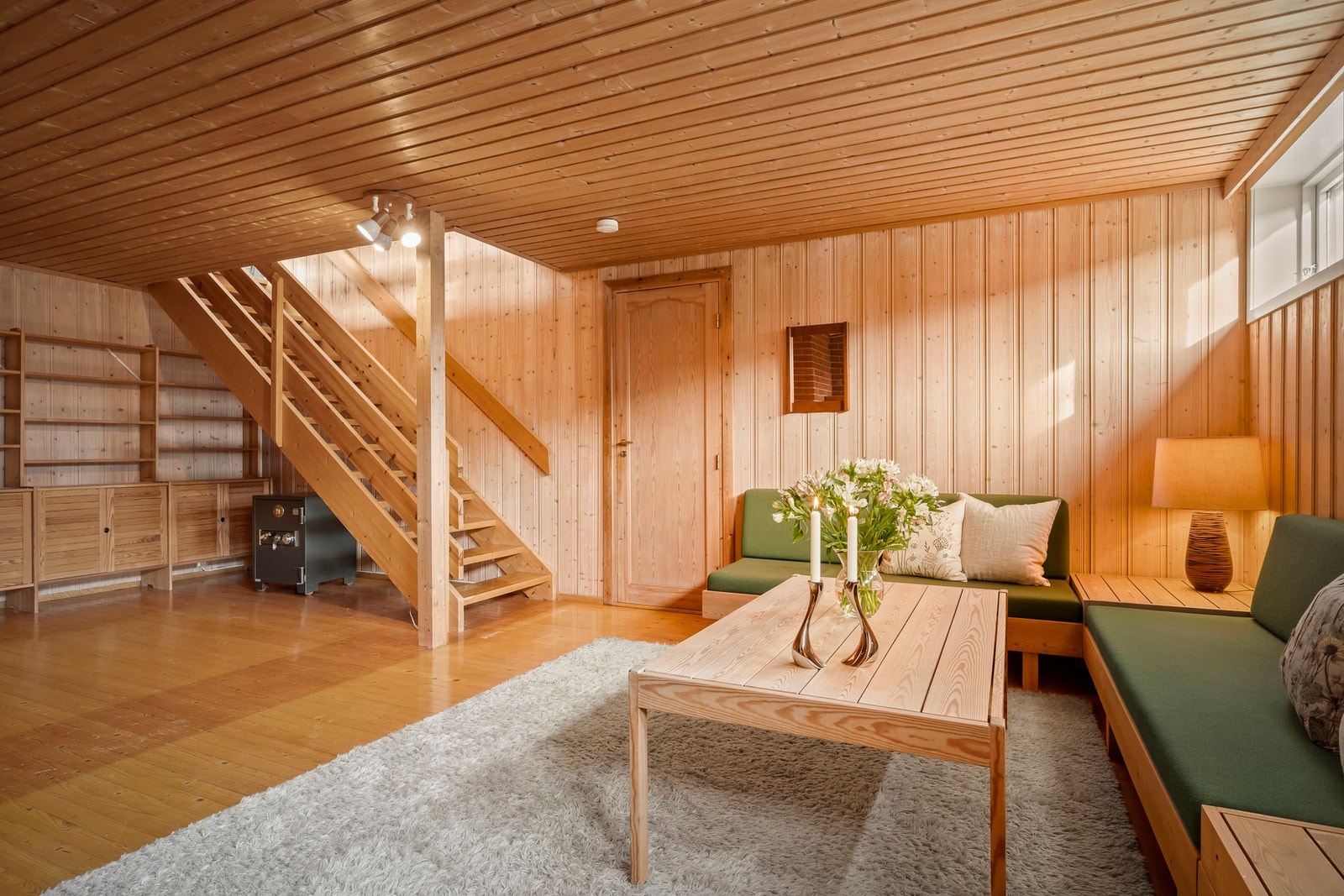 Romslig og stemningsfull kjellerstue (godkjent som hobby- og trimrom). Galleribilde