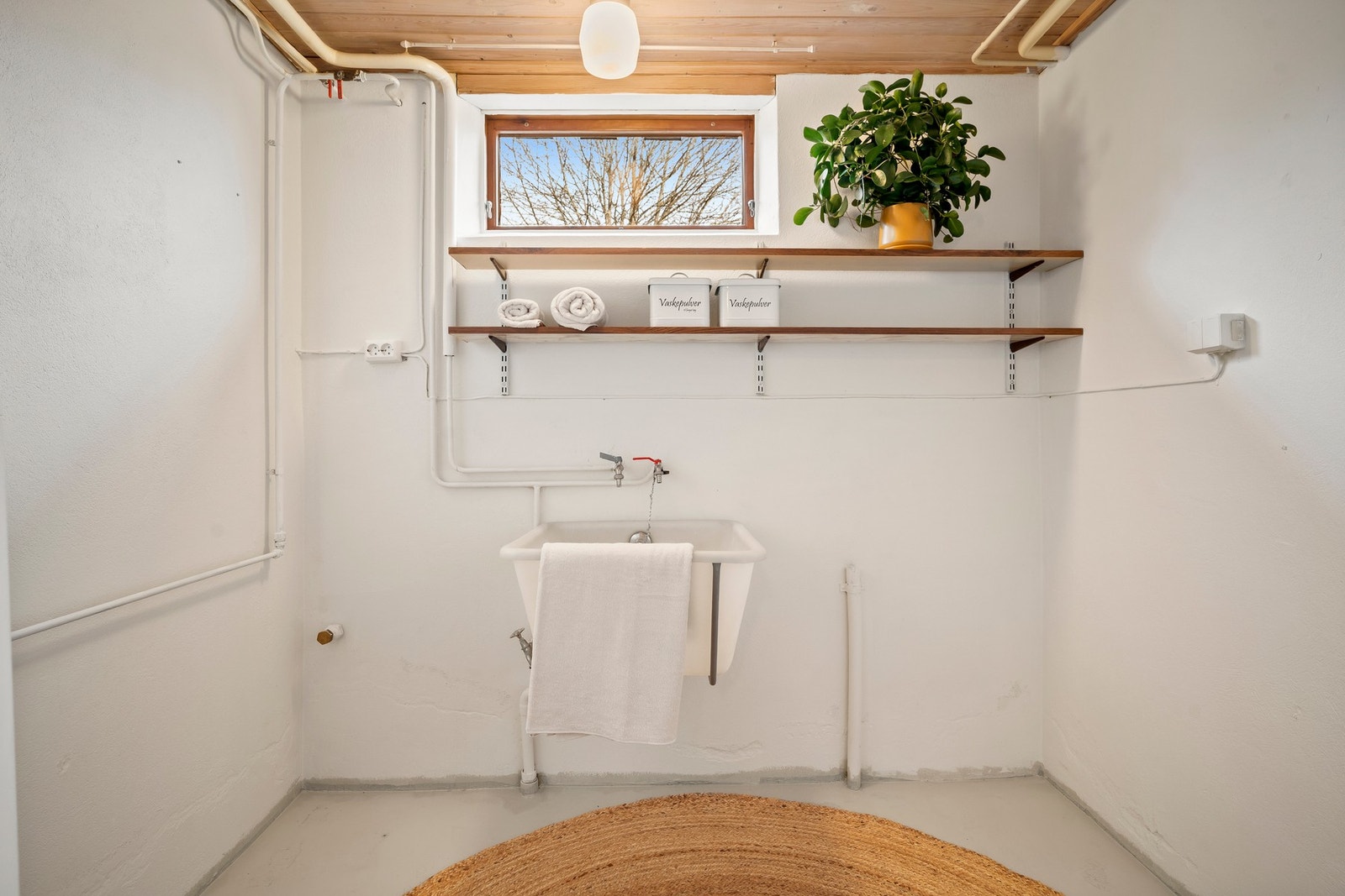 Ved sidan av badet ligger et praktisk vaskerom. Våtrommene er av eldre konstruksjon og må i henhold til tilstandsrapport påregnes modernisert. Galleribilde