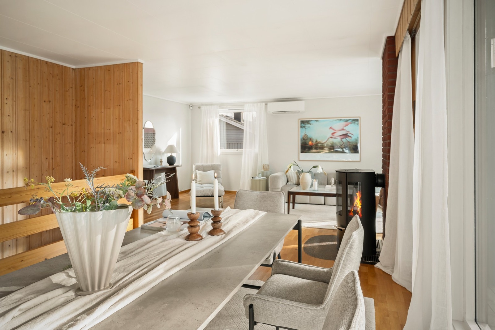 Stuen har plass for spisebord, sofagruppe, lesekrok, skjenk og veggoppheng m.m. Galleribilde