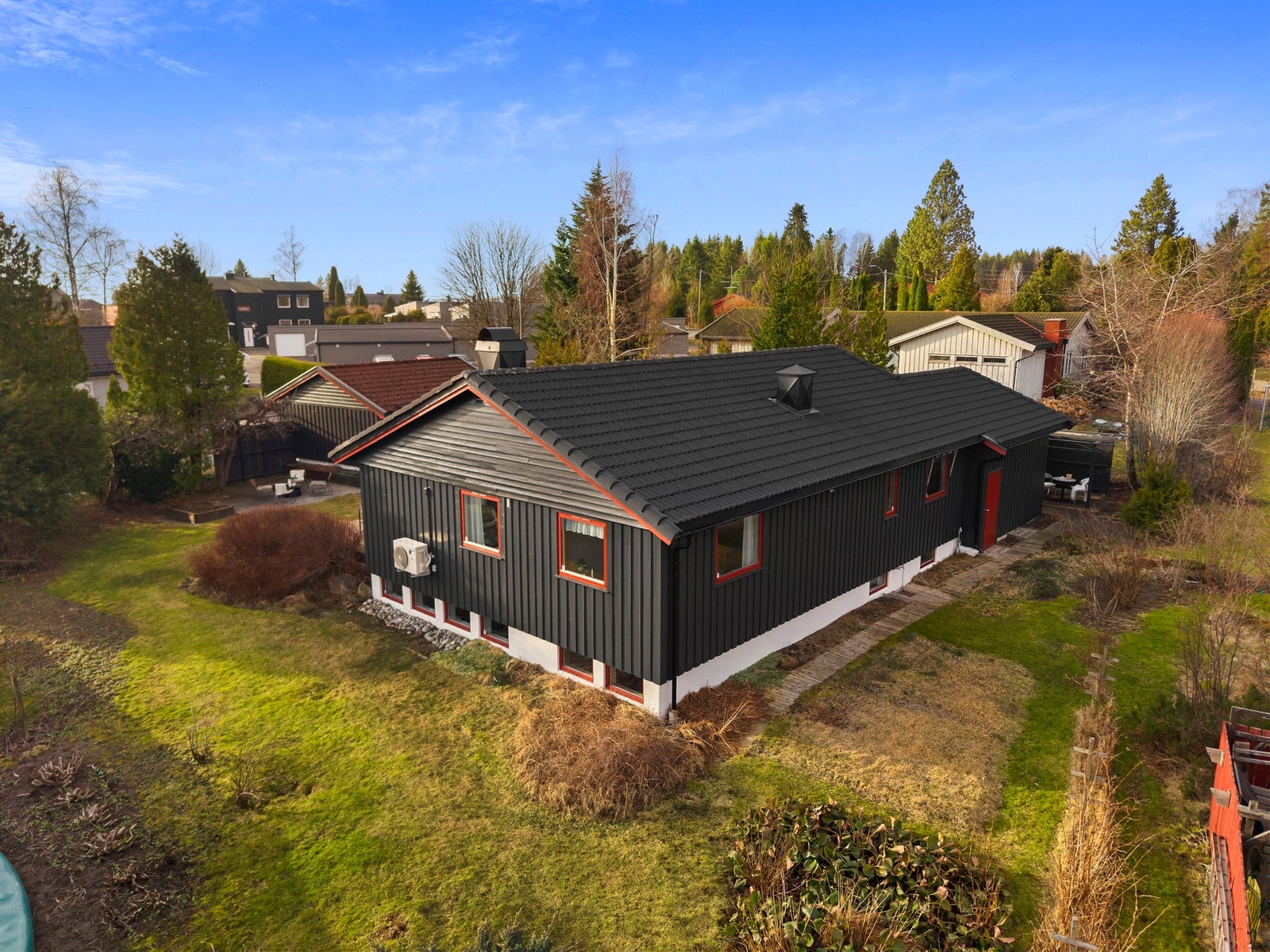 Bak den røde døren som vises på høyre sida av huset finner man egen nedgang til kjelleren. Galleribilde
