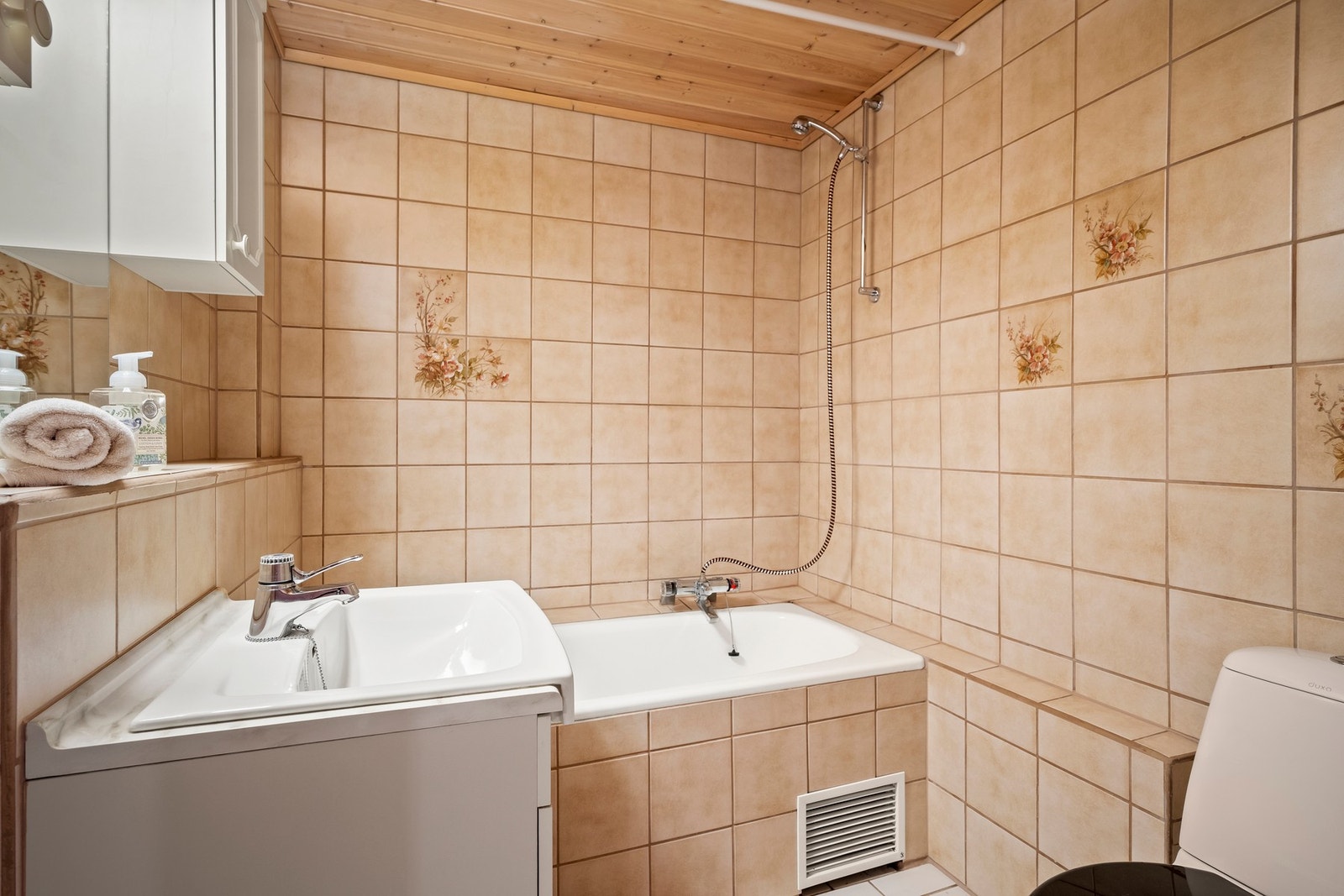 I kjelleren finner man boligens andre bad, dette er innredet med plassbygget badekar. Galleribilde