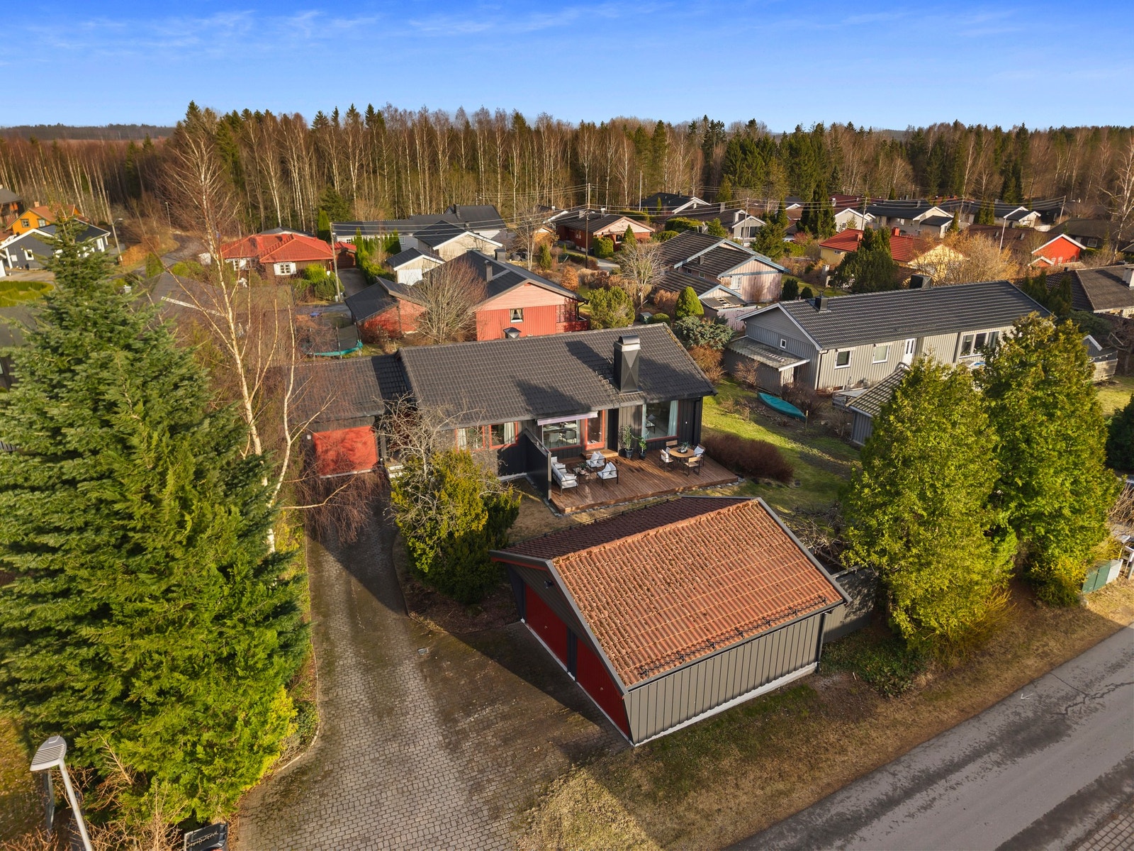 Eiendommen har enkel adkomst fra offentlig veinett. Galleribilde