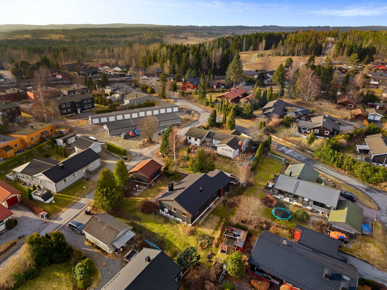 Ås tilbyr et bredt spekter av servicetilbud, i tillegg til et variert fritids- og idrettstilbud. Galleribilde