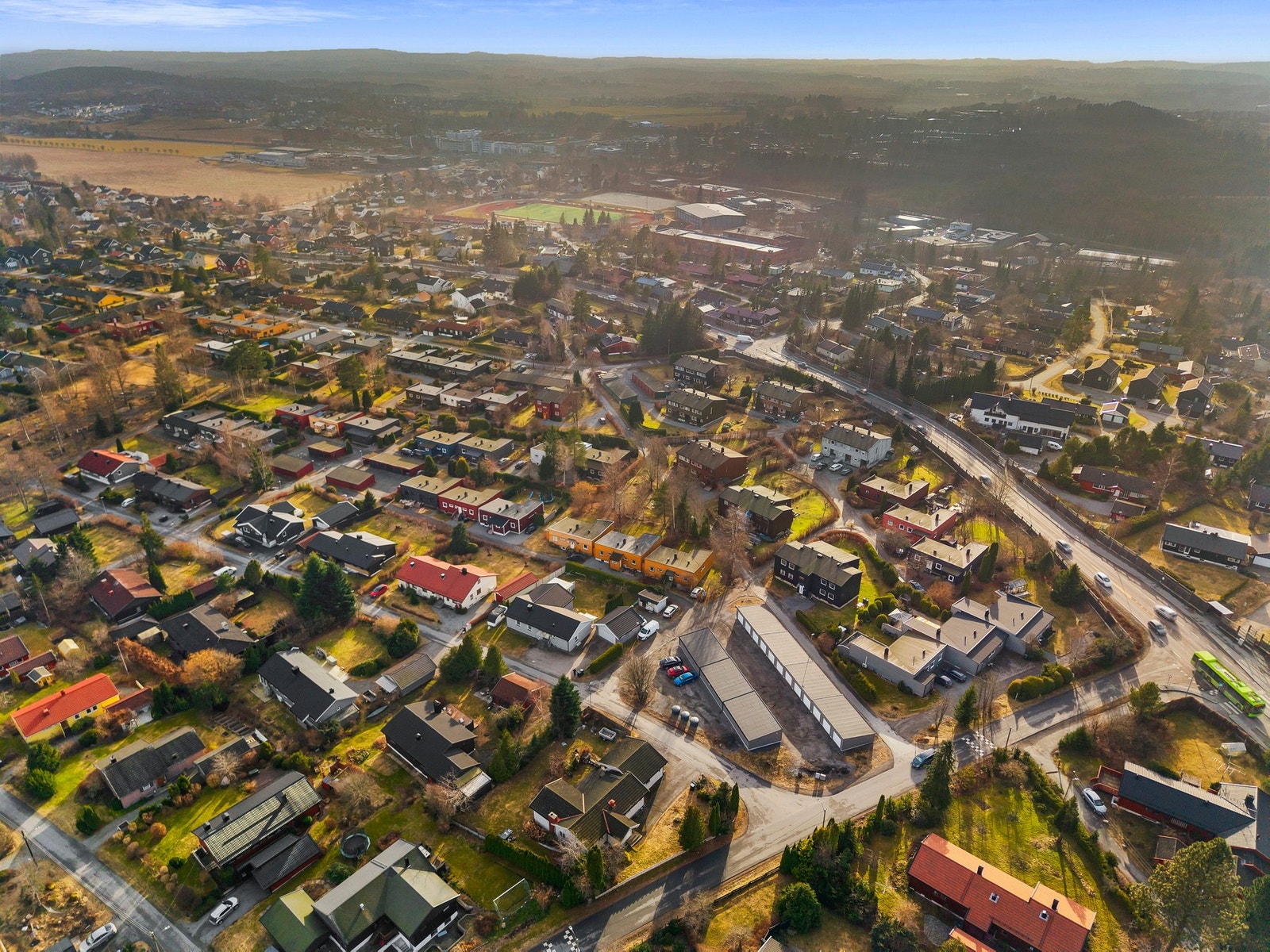 For den aktive finnes det mange muligheter i og rundt sentrum: flere lekeplasser, fotballstadion med innendørs hall, skøytebane, idrettshall, treningssenter, svømmehall, sandvolleyballbane, tennisanlegg og ridesenter. Galleribilde